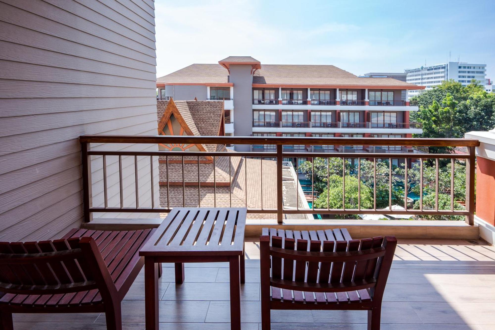 Ayrest Hua Hin Hotel Bagian luar foto